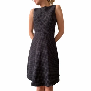 Klänning - Supersöt och Aldrig använd klänning. Modellen på bild är 174cm lång och bär oftast xs. Skriv om funderingar 🥰