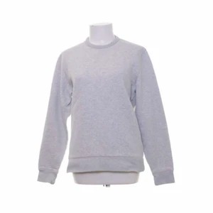 Grå sweatshirt  - Fin och skön grå sweatshirt i bra skick💕köpt på Sellpy men aldrig använd av mig!!