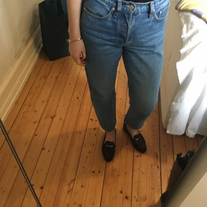 Mellanblå Barrel leg jeans från arket - W27 L30 knappgylf, helt i bomull så de har en vintage-Levis fit