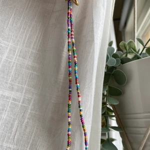 Pärlat halsband - Halsband som jag pärlat själv💛 så himla fina färger! Lite ljusare färg i verkligheten än vad som syns på bilden🌸  Perfekt till våren😍 skriv vid frågor! Frakten tillkommer på 15kr!  Insta - @al.glitter