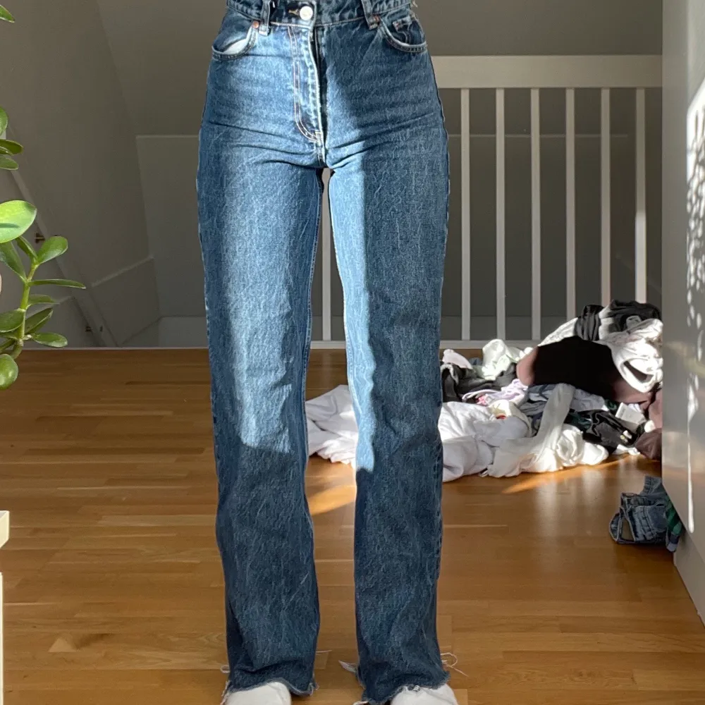 Säljer dessa blåa zara jeans som inte kommer till användning!, dock är det sönder vid sidan som ni ser men det går också enkelt att fixa. Därav är det till ett billigt pris ❤️. Jeans & Byxor.