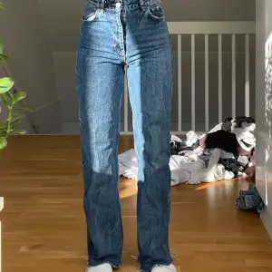 Säljer dessa blåa zara jeans som inte kommer till användning!, dock är det sönder vid sidan som ni ser men det går också enkelt att fixa. Därav är det till ett billigt pris ❤️