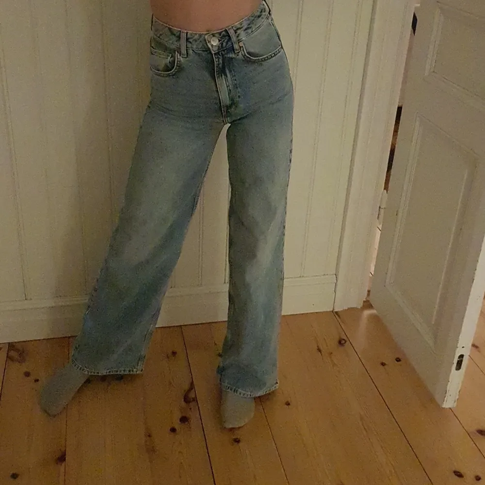 högmidjade jeans från Bikbok i strl 24 och längd 32, jag är 173 cm. Endast använt 1 gång och provade. Nypris: 600 kr, skriv gärna privat om ni har frågor eller undrar något💕 tar endast swish. Jeans & Byxor.