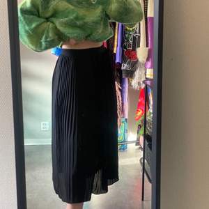 Svart lång kjol från H&M •va storlek 42, men sydde in den själv till 36/38  +51kr postnord spårbar frakt 