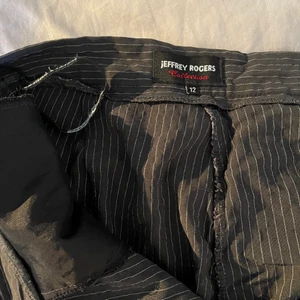 Randiga kostymbyxor  - Sälger dessa supercoola randiga kostymbyxor då de blivit för små. Köpta i London på 90-talet, vintage!! men fortfarande i bra skick. Går ända ner till golvet på mig som är 165. Står storlek 12 men vet inte riktigt vad det ska betyda… skulle gissa s/xs? Xs om man vill att de ska sitta lösare. 70 cm midjemått och 73 cm innerbenslängd (mätta av mig, ej exakt men ungefär:)❤️ Skriv om du har några frågor eller vill ha fler bilder🖤🖤 pris går alltid att diskutera 🥰🥰 