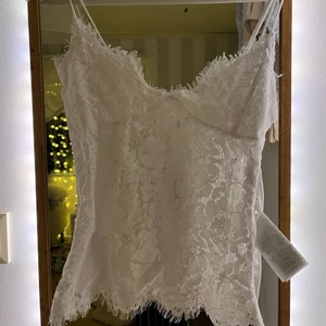 Sommartop  - SUPERFIN sommartop köpt på Vero Moda, prislappen är kvar alltså aldrig använd, säljes bara pga för liten, hade jag kunnat haft den hade jag sparat den! Köptes för  ett bra tag sedan men har bara hängt så är slutsåld i butik och på nätet. Superskönt material i spets! Dragkedja i sidan så det är lätt att komma i den. Passar A/B/C kupa. Nypris 249kr. Blir intresset stort startar jag budgivning 