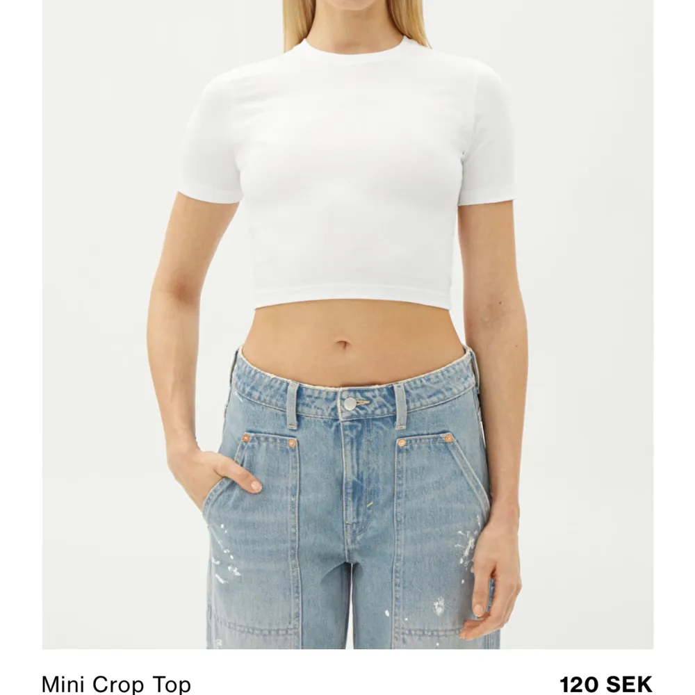 Säljer exakt denna croptop från Weekday, knappt använd❤️. Toppar.