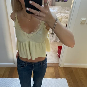 gult volanglinne - så sjukt snyggt och somrigt volanglinne från zara, säljs inte längre 😍😍 kommer ej till användning, köp direkt för 200+frakt❤️(kan posta samma dag)