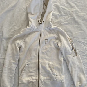 Peak performance zip hoodie vit - Jättesnygg peak performance hoodie med cool design på ärmen. Storlek S men funkar på allt från XS-M beroende på hur man vill att den ska sitta. Det är bara att fråga om du vill ha bild på hur den sitter på💞