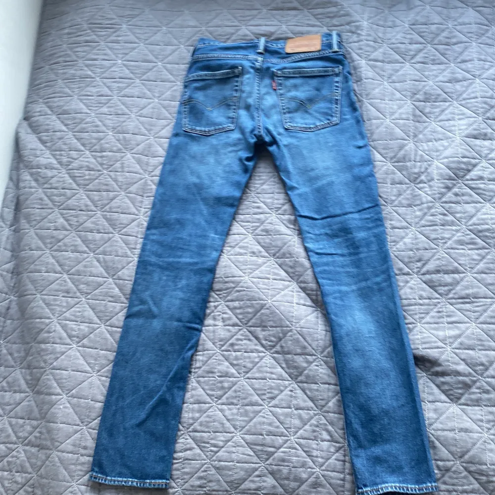 De e somsakt mörkblå Levis jeans bra sick använda några gånger . Jeans & Byxor.