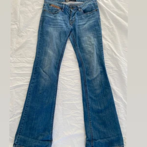 Lågmidjade bootcut jeans - Blåa lågmidjade bootcut jeans som jag säljer för de är lite för stora. De är i bra skick, dock för långa på mig som är 157cm. Det är bara att fråga om mått och/eller fler bilder när de sitter på💞