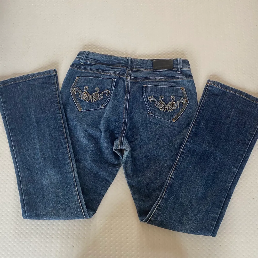 Säljer mina lowwaist bootcut jeans som jag köpt secondhand för ett tag sen. Har själv aldrig använt dem då dem tyvärr var försmå men annars jätte fina. Stl L men skulle snarare säga att de är en S eller liten M, skriv om du undrar något. Jeans & Byxor.