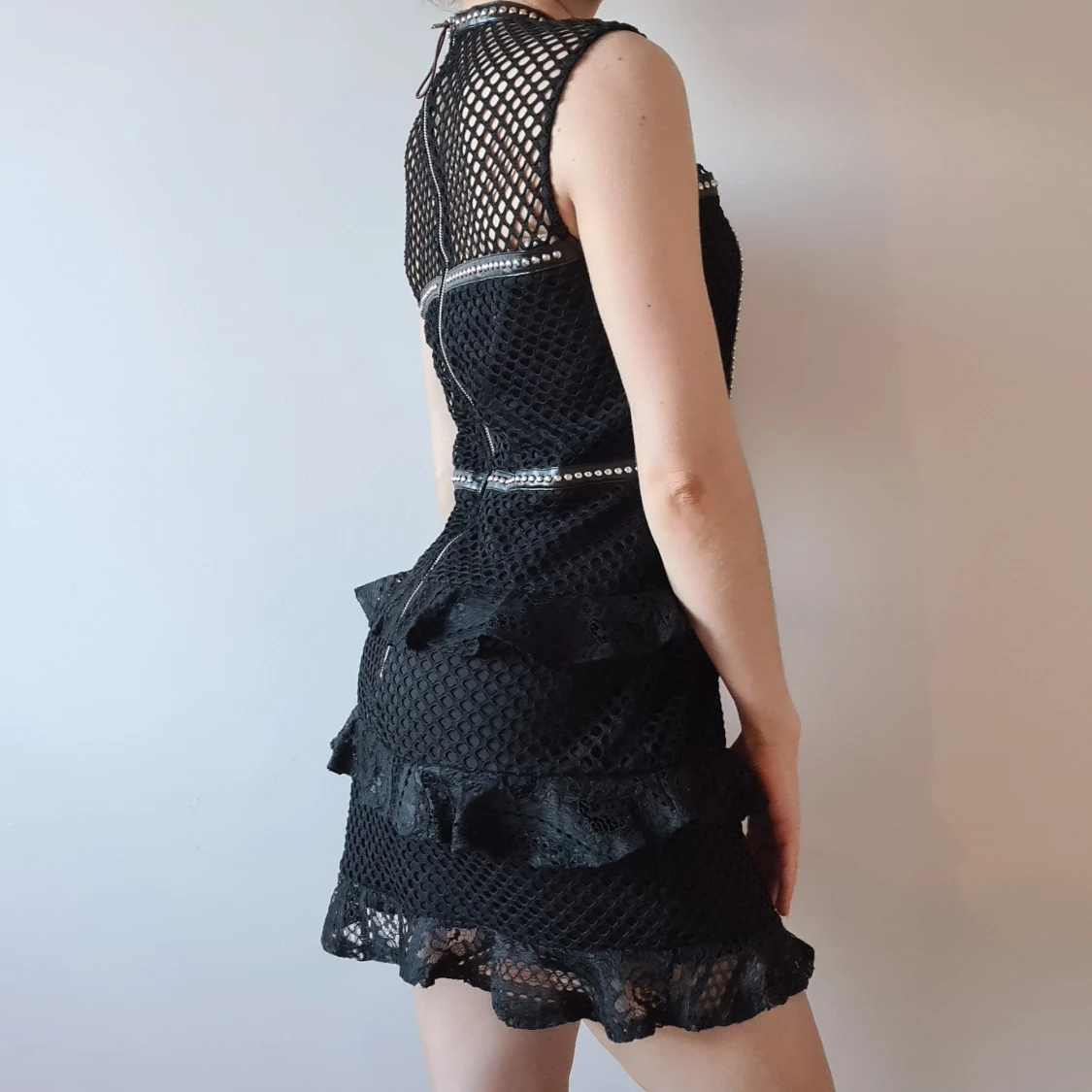 Svart nätklänning med nitar, stl S - 90