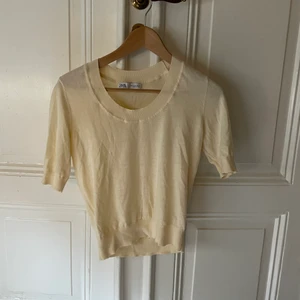 Stickad tshirt  - Säljer denna helt nya tröja från zara, endast använd en gång och säljer för att jag tyckte att den inte passa på mig. Matrialet är stickad men super tunnt vilket gör den otroligt bekväm. Nypris 250 men jag säljer för 200 inklusive frakt. Strl är S men är i ett luftigt strechigt matrial så den passar på mindre och större storlekar❤️ skriv för fler bilder eller andra eventuella frågor!