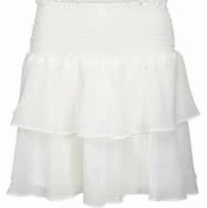 Vit volangkjol - Vit volangkjol från Shein i storlek S. Köpt förra sommaren men knappt använd därav i nyskick. Skicka dm för fler bilder. Frakt tillkommer.