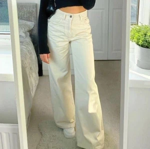 Jeans ginatricot  - Beige/vita jeans från ginatricot. Aldrig använda prislapp sitter kvar. Nypris: 500kr