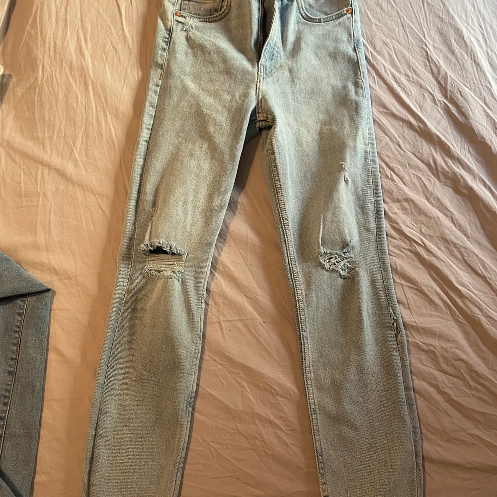 Zara jeans i högmidja, storlek 36. Helt nya aldrig använda. . Jeans & Byxor.