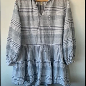 H&M  - Säljer supersöt klänning perfekt för sommaren.  Storlek M men den sitter stor. Jag är 1,65cm och den är inte för kort🤍