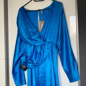 Satin klänning  - Blå satinklänning Storlek 38