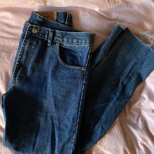 Perfekta mörka tvätten på Levis jeans 501 stl 34/32 passar mig som vanligtsvis har M-L. Lite avklippta för en snygg kant, dragkedjan funkar men har en smart lösning med nyckelring. Fint skick! Pris går att diskutera vid snabb affär💘💘 