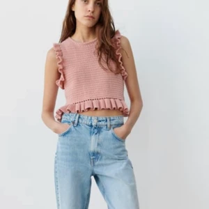 Zara topp - Säljer en jättefin zara topp med prislapp på och därmed aldrig använd. Nypris 259, skriv vid intresse eller frågor ❤️❤️