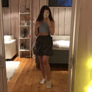 Kjol - En fin sommarkjol får shein. Storlek xs och s då man kan knyta åt i midjan så den sitter tajtare eller lösare. Säljer då jag har fler kjolar än vad jag behöver och använder så den behöver en ny ägare :)