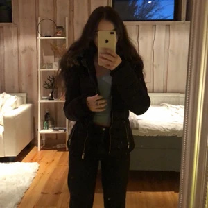 Jacka  - Svart jacka från hm som sitter snyggt och är varm. Säljer då jag köpte en ny och denna kommer ej till användning