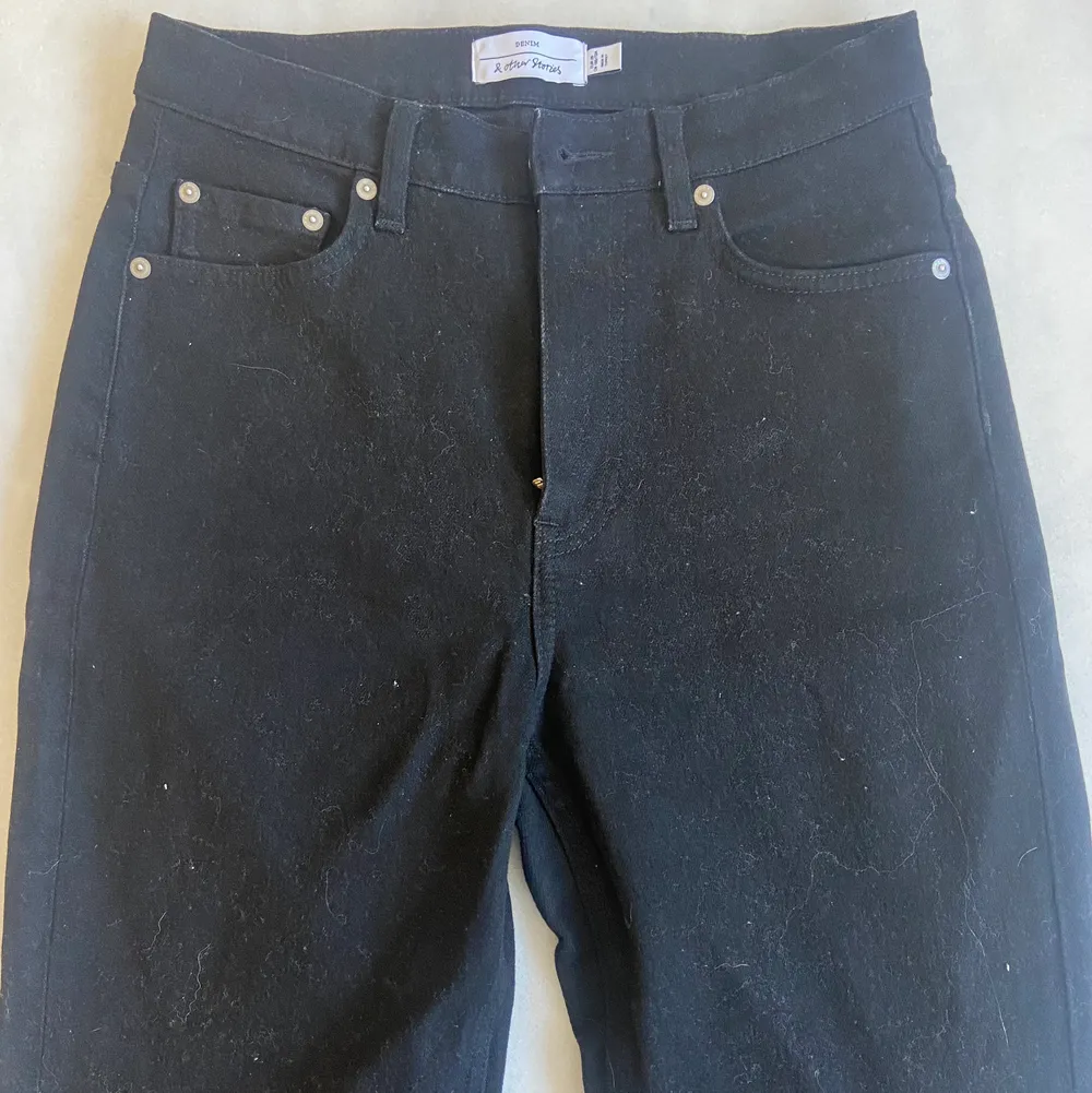 Säljer nu ett par jättefina svarta jeans storlek 36. Fick dessa i julklapp men tyvärr är de för stora. Bild 2 kan du se hur de sitter på. Nypris 790kr säljer snabbt för 50kr. frakt tillkommer.. Jeans & Byxor.