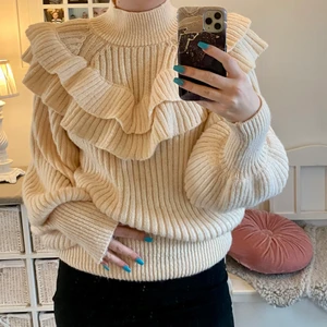 Stickad tröja  - Säljer en stickad tröja i storlek L, sitter oversized på mig som brukar ha S. Fint skick, köpare står för frakt🎡