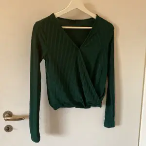 Långärmad grön tröja från Gina💚 passar tyvärr inte längre storlek xs, ❗️REA PÅ KLÄDERNA (köp tre klädesplagg och få 50kr rabatt)❗️