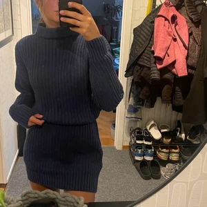 Stickad klänning  - Stickad klänning från de denim , jag har ett skärp i midjan som inte tillhör klänningen, så den är igentligen helt rak