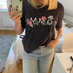 T-shirt Tommy Hilfiger - Mörkgrå T-shirt med fint blommigt tryck. Knappt använd och i nyskick!
