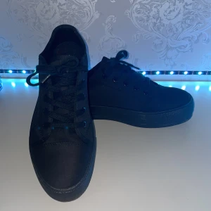 Attitude Skor Svart Storlek 40  - Wore it once but its big for me, bought for 449kr selling for 249kr