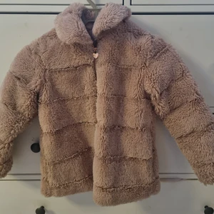 Barnjacka  - Säljer en jättefin rosa jacka i fuskpäls strl 122 från lindex. Fint skick!. Hämtas i Nälsta/vällingby