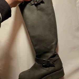 Superfina skinnstövlar - Höga Skinnstövlar i mycket fint skick.                                 Storlek 38, pris 250 kr + frakt 99 kr