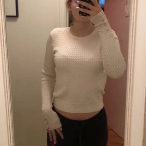 långärmad tröja - säljer denna långärmade tröja från zara, den har små knappar på armen (andra bilden), köparen står för frakten 💕