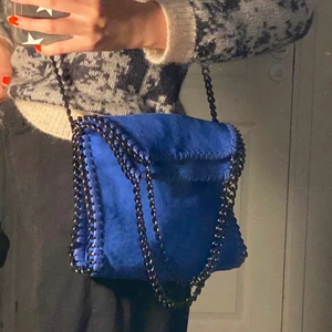 Stella mccartney  - Superfin Stella McCartney inspirerad väska, sparsamt använd så den är i fin skick💙💙💙 (har även en sån där Stella McCartney inspirerad bricka men har tagit av den, men den med följer så man kan bara sätta på den igen om det är så att man vill ha den på)