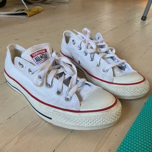 Converse - Vita låga All Star Converse! Storlek 39,5. Alla ”metallhål” finns kvar. Inga hål. Använda (se bilderna) Skriv om du har några frågor eller funderingar ☺️