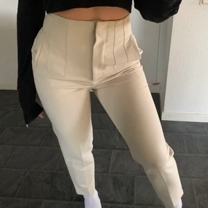 Populära Zara byxor - Cigarette byxor från Zara, använda 2 gånger. Superfint skick. 