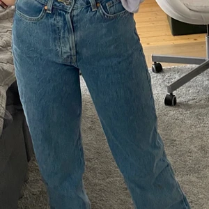 BikBok jeans straight leg - Jeans från Bikbok använda fåtal gånger! Säljer då dom inte kommit till användning. Buda från 350 elle kröp direkt för 400! Köparen betalar för frakten.