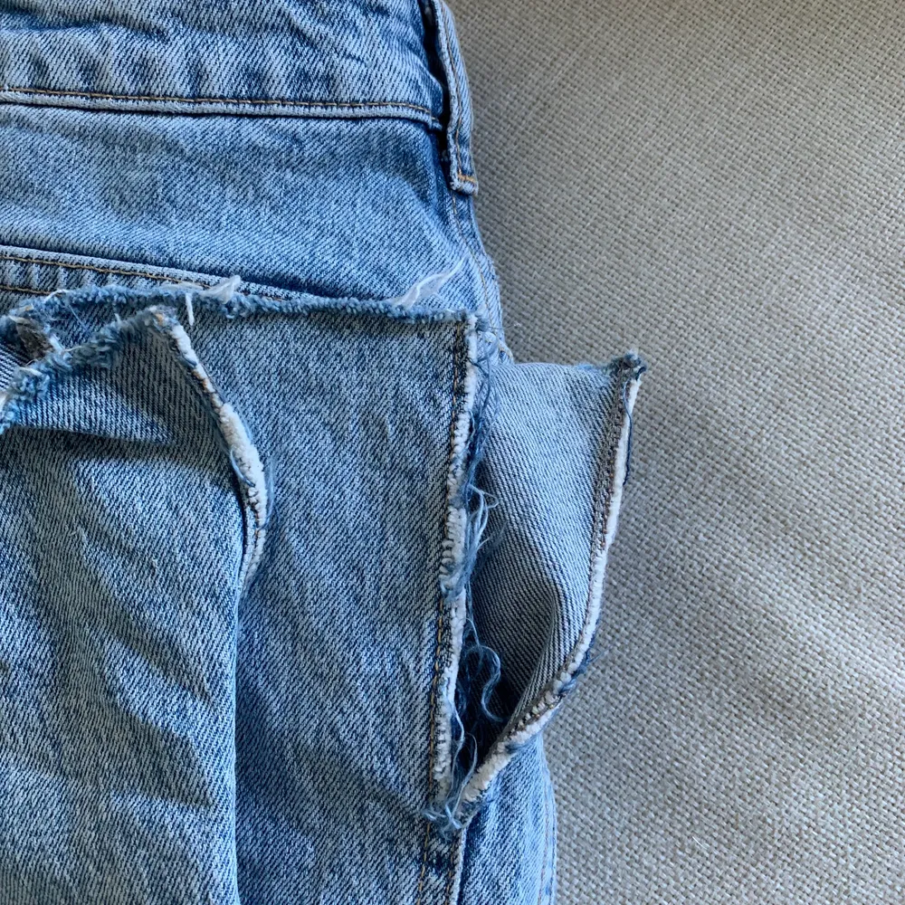 Säljer nu mina superfina jeans med stjärnor på bakfickorna💓 kommer tyvärr inte längre till användning, strl.36 men passar lika bra på 38. Köpare står för frakt (full length modell från zara) jag är 1,60 och går över fötterna på mig. Jeans & Byxor.