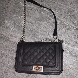 Superfin väska med axelband😍 - Säljer nu ävrn denna supersöta väska! Den är liite missfärgad som ni ser på första bilden vid själva knappspännet men inge märkvärdigt💕Annars i bra skick! Bjuder frakt