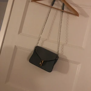 Zara mockaväska - Mockaväska från Zara, fin men har använts ett par gånger. Vill ni ha fler bilder så är det bara att höra av er.