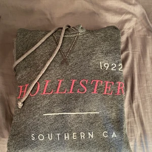 Hollister tröja - Hollister tjocktröja, grå med rosa detaljer. St XS 🌟