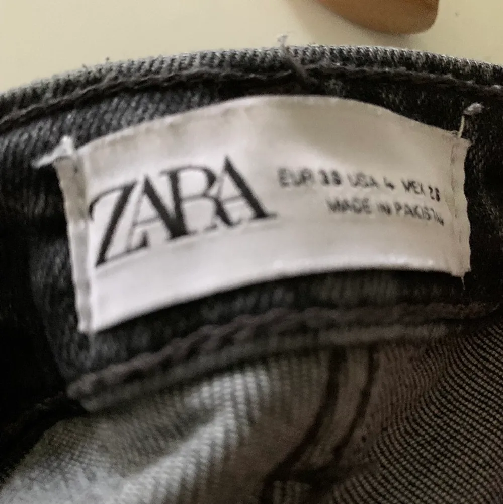 Ett par mörk grå jeans från zara strl 38 använd någon gång men är som nya.. Jeans & Byxor.