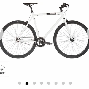 Cykel 28 - Cykeln är en avskalad och lätt citycykel med single speed som är ett enkelt och praktiskt system med lågt underhåll. Cykeln är därmed enväxlad och passar perfekt till dig som vill ha en lättskött cykel som funkar till det mesta. Modellen har en slimmad design och ett smidigt styre som gör cykeln lättmanövrerad och perfekt för snabba manövrar i stadsmiljö eller på landsväg.  Väldigt bra skick, använd få gånger! Ser fortfarande ny ut. Köpt för 3 500kr