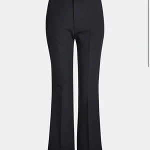 Kostymbyxor bikbok - Jättefina kostymbyxor från bikbok💕 modellen Vilma i storlek 34 passar xs/s! Nypris är 400 säljer för 200