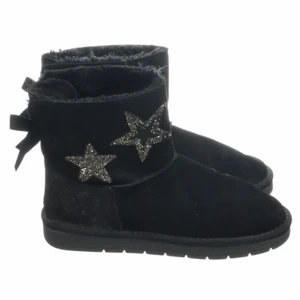 Mark Adam uggs - Svarta uggs med stjärnor på från märket Mark Adam! Fint skick och säljer då de är för stora för mig💕 buda från 300!