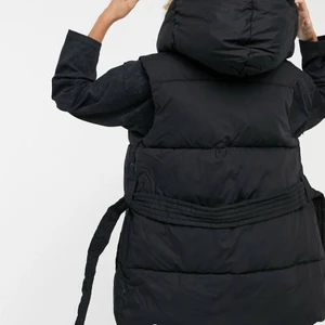 Väst  - As snygg dunväst med luva från bershka!!!❤️‍🔥❤️‍🔥 i stl M-L