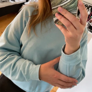 Sweetshirt - Ljusblå sweetshirt från Weekday i strl S! Jättefint skick! 100kr, eventuell frakt betalas av köparen! Betalning sker via Swish 💙💙